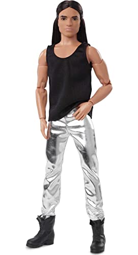 Barbie Signature Looks Ken Puppe (langes brünettes Haar) voll bewegliche Modepuppe mit schwarzem Tanktop und metallischen Hosen, Geschenk für Sammler