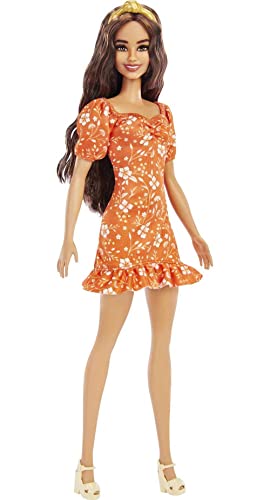 Barbie HBV16 - Fashionistas Puppe, langes gewelltes brünettes Haar, Stirnband, orangefarbenes Kleid mit Blumendruck, Rüschendetails und Absätzen, Spielzeug für Kinder ab 3 Jahren