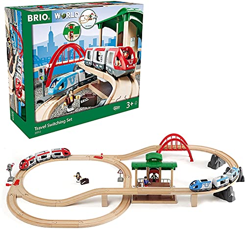 BRIO World 33512 Großes BRIO Bahn Reisezug Set - Eisenbahn mit Bahnhof, Schienen und Figuren - Kleinkinderspielzeug empfohlen ab 3 Jahren, 112 x 62 cm