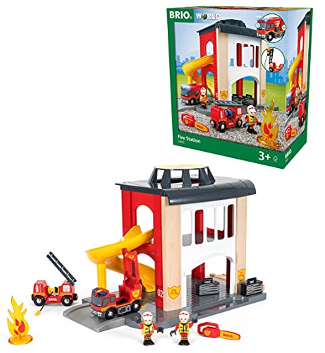 BRIO World 33833 Große Feuerwehr Station - Feuerwache mit Feuerwehr-Einsatzfahrzeug und Feuerwehrmann - Kleinkindspielzeug empfohlen ab 3 Jahren