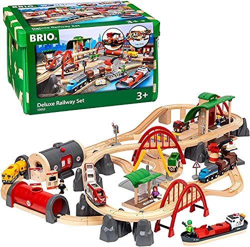 BRIO World 33052 Straßen & Schienen Bahn Set Deluxe - Straßen & Schienen für die BRIO Eisenbahn - Kleinkindspielzeug empfohlen für Kinder ab 3 Jahren
